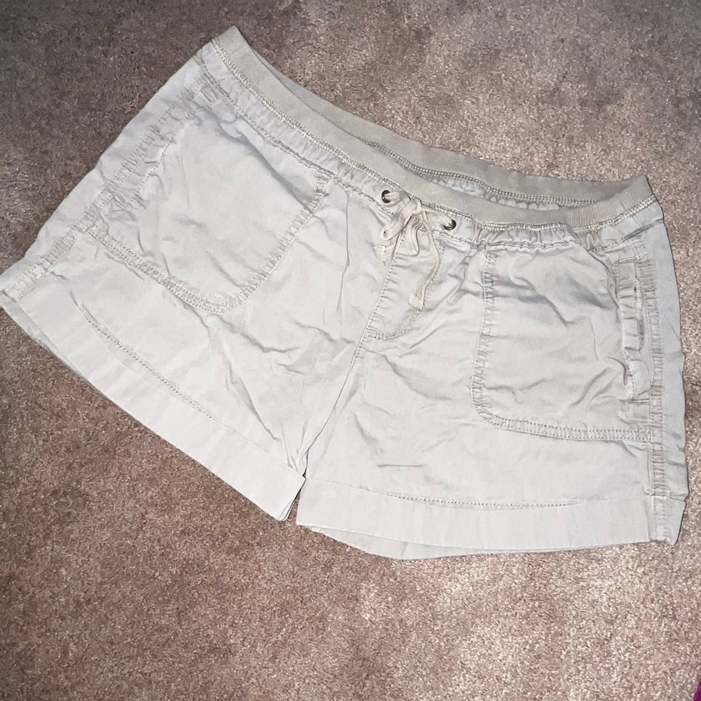 Old Navy Women's beige colored pull on Shorts Sz med - Picture 2 of 5